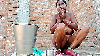 Indian girl outdoor bathing, aunty outdoor bath, bathing pussies, bathing aunt, fingering ass and pussy