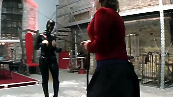 Outdoor mature slave, latex sklave im kerker, latex mature lesbian, reife latexdame, sklaven in latex